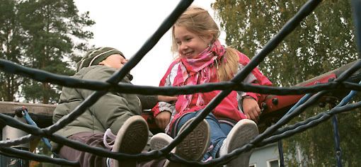 enfants-heureux-qui-jouent-en-finlande