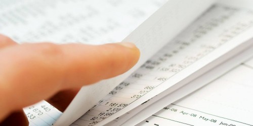 main-ur-un-document-de-travail-fiscal