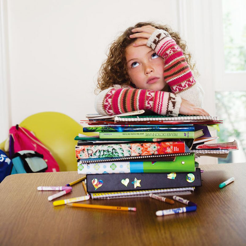 les-enfants-croulent-sous-les-devoirs