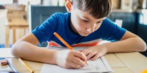 Devoirs sur la table de la cuisine