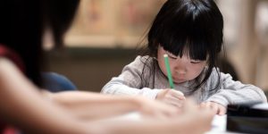 Petite fille qui fait des devoirs