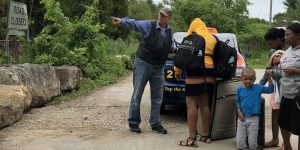 Américain qui pointe les illégaux vers le Canada