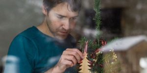 Homme qui prépare son arbre de Noël