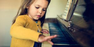 Fillette qui joue au piano