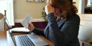Femme qui a reçu une mauvaise nouvelle