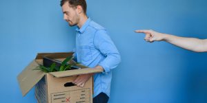 Travailleur qui vient de perdre son emploi